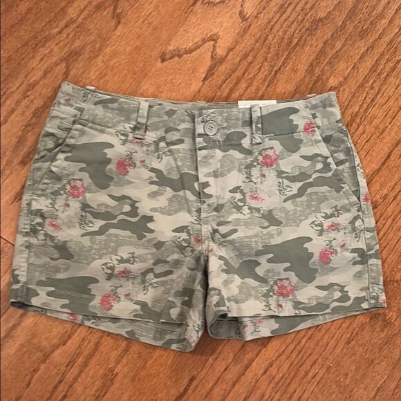 Maurices Pants - NWT Maurice, camo shorts with a cute pink flower- size 9/10🌸